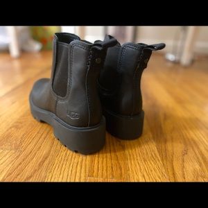 UGG “markstrum” black leather Chelsea boots